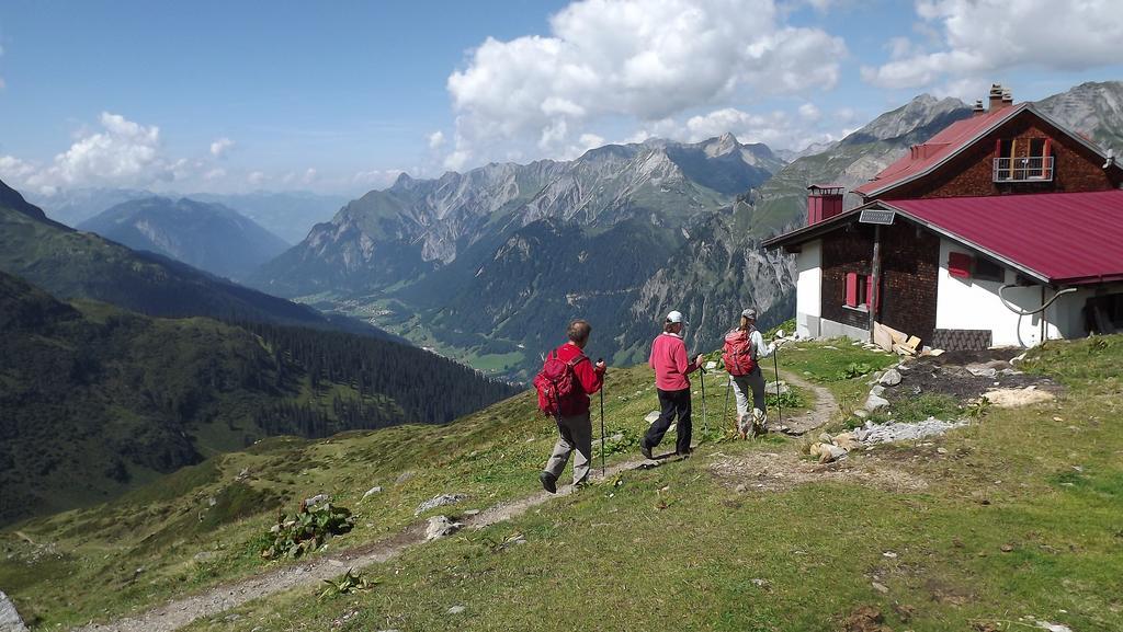 Haus Aperies Apartamento Pettneu am Arlberg Exterior foto